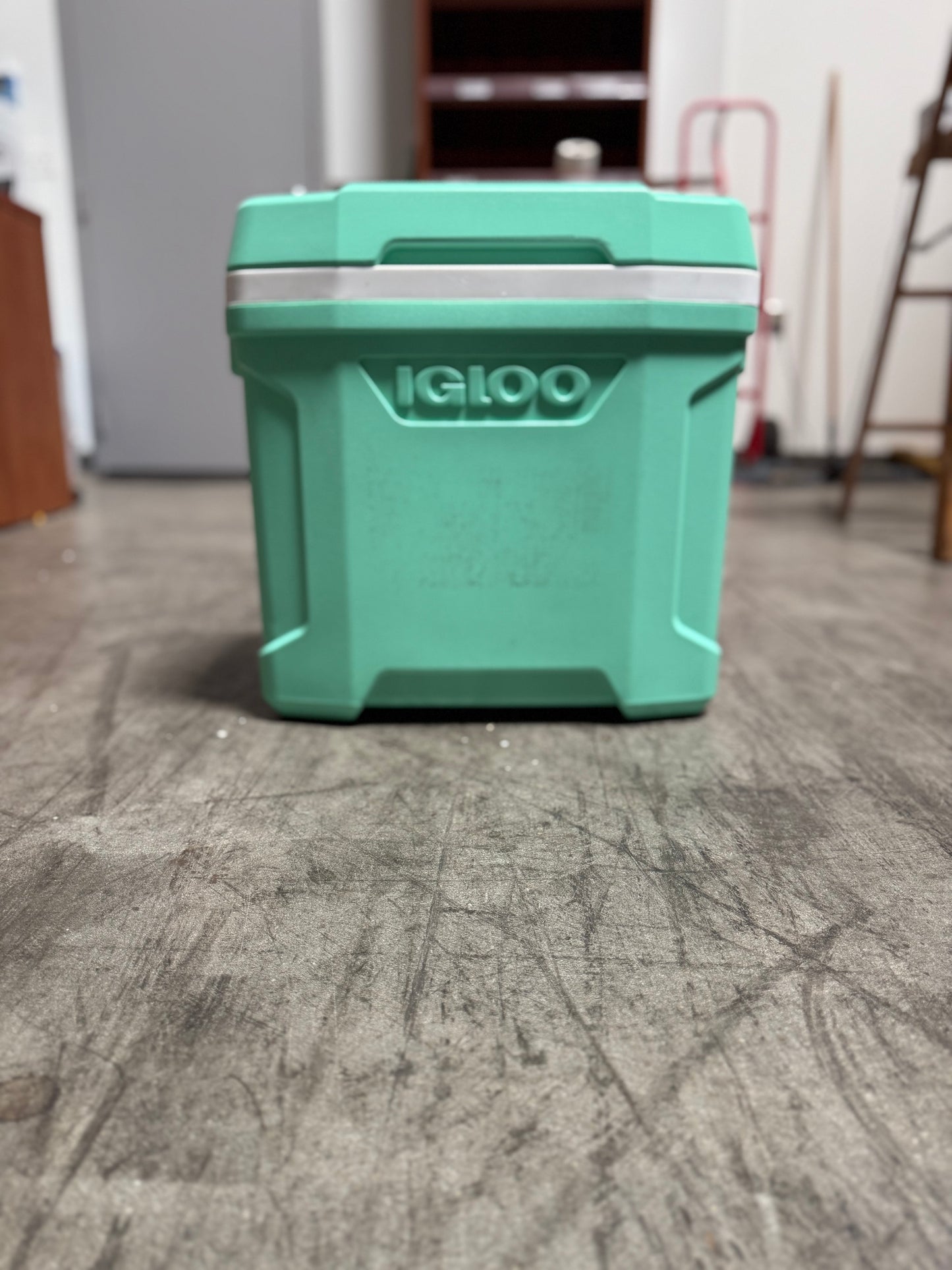 Igloo Latitude 30 Quart Roller Cooler – 3-Day Ice Retention with Telescoping Handle & Wheels