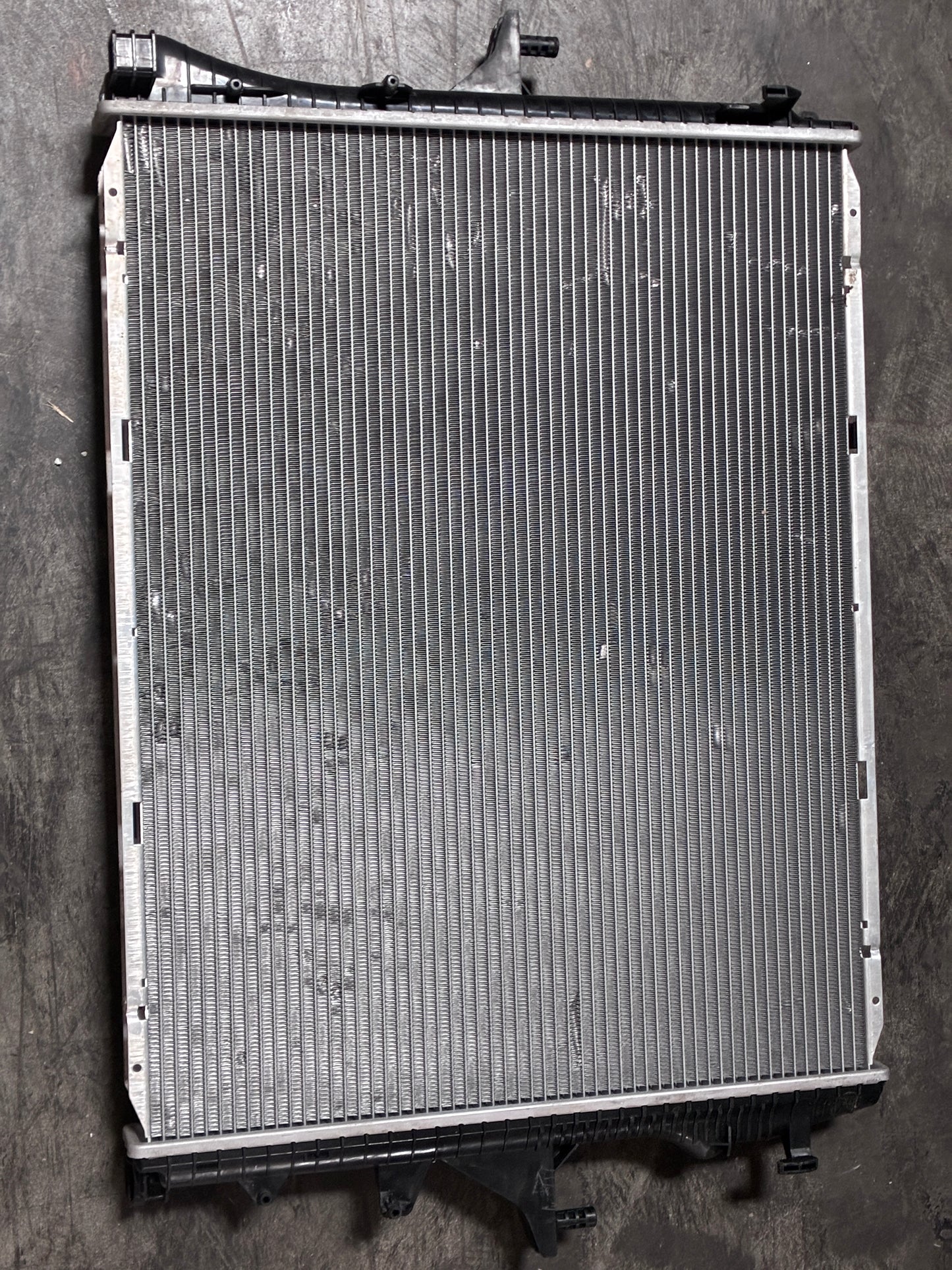 17118576997 17118476010 Radiator Right side compatible with BMW 540i 540i-xDrive 640i 740i 520i 530i 530i-xDrive 17118743663